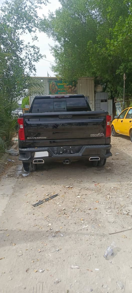 سلفرادو هاي كانتري أعله فئه
سياره جديده فول مواصفات بدون صبغ بس الموضح بالصور 
رقمها فحص تترقم جميع محافظات عدا الشمال 
***********
مكان سياره بغداد
