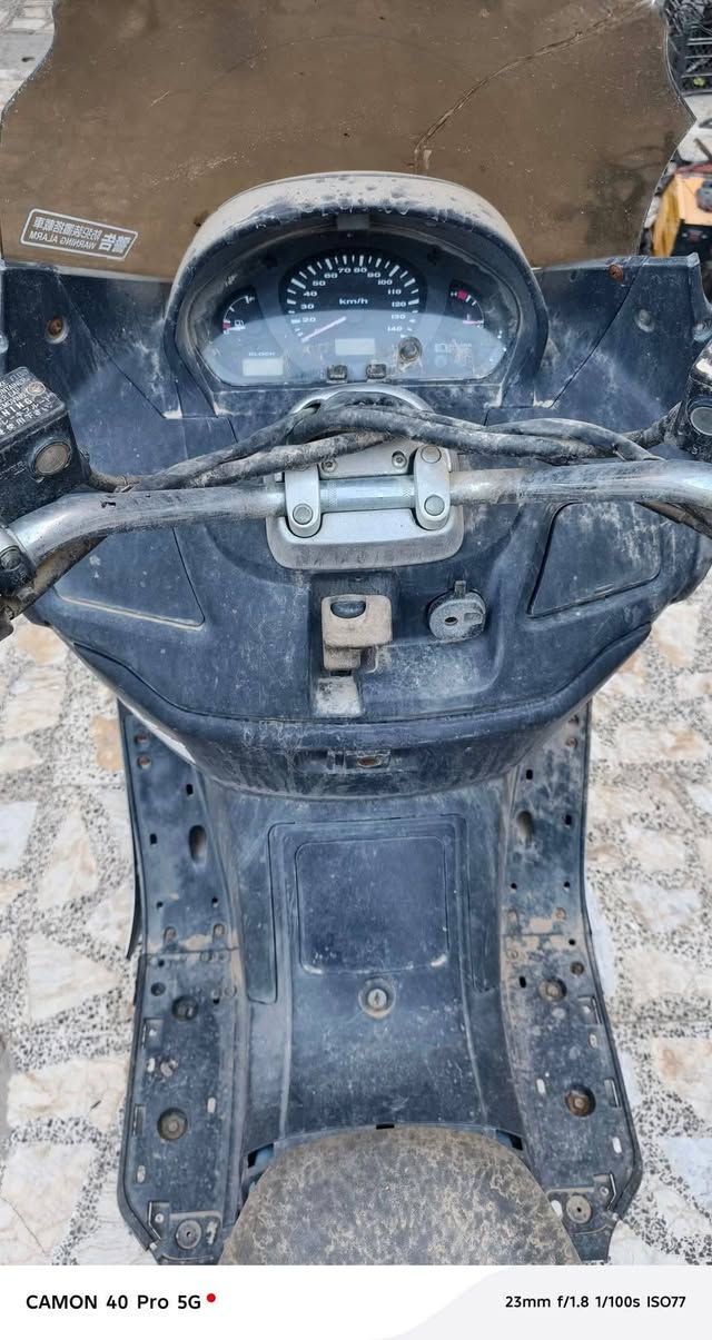 السلام عليكم 
للبيع دراجة سكاي ويف 250cc (2002) كابريتر
كوم حديد بدون اوراق دراجة كايمة و مفصخة غراضها موجودة كفراتها موجودة الدراجة ضفيرتها و كهربائياتها كلهن شغالات بلاديه دشبولها شغال رايدها ب 250 الف و بيها مجال للطيبين.
مكاني بالكوت.
***********
***********
