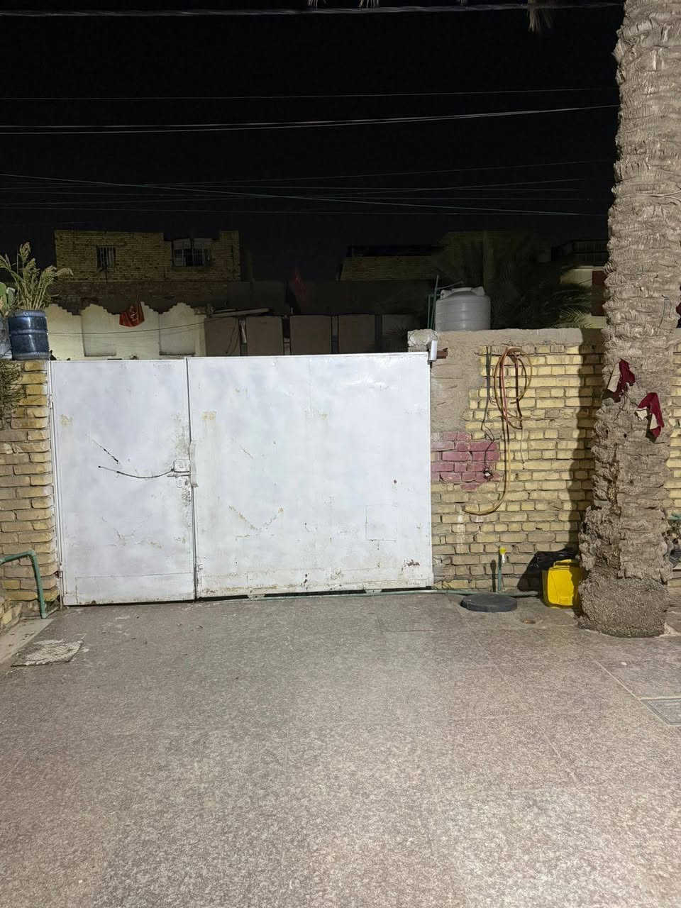 بيت للبيع ، منطقة حي الحهاد الزويرجات ، قرب مركز شباب ، وقُرب مدرسة البصرة وايضاً قريب على سوق المسقف ، البيت طابق ارضي بناء حديث ، من الداخل ديكورات وسيراميك ، يتكون من غرفتين نوم (واحدة من الغرف سويت ، مع حمام) صالة كبيرة واستقبال ومطبخ وصحيات داخلية وخارجية ،مساحة البيت 200متر ، طابو صرف ، حُر مامطلوب ، كامل الخدمات متوفرة فيه .
بيت للبيع أو مراوس ، منطقة حي الحهاد الزويرجات ، قرب مركز شباب ، وقُرب مدرسة البصرة وايضاً قريب على سوق المسقف ، البيت طابق ارضي بناء حديث ، من الداخل ديكورات وسيراميك ، يتكون من غرفتين نوم (واحدة من الغرف سويت ، مع حمام) صالة كبيرة واستقبال ومطبخ وصحيات داخلية وخارجية ،مساحة البيت 200متر ، طابو صرف ، حُر مامطلوب ، كامل الخدمات متوفرة فيه .
السعر 115 مليون قابل للتفاوض .
للأستفسار الأتصال على الرقم :***********
