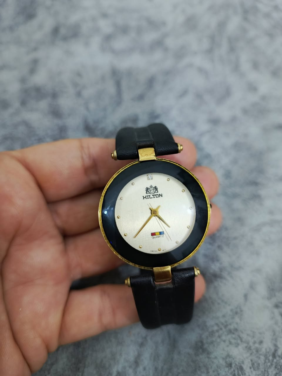ساعة يد من ماركة هلتون (Hilton)، وهي ساعة كوارتز تعمل بالبطارية وتتميز بطلاء ذهبي
مواصفات الساعة
الماركة: هلتون (Hilton).
نوع الحركة: كوارتز (Quartz).
التصميم: قطعه كلاسيك
السوار: يأتي مع حزام جلدي أسود تُصنف هذه الساعات كقطع قديمة (Vintage)


**إذا كنت صاحب هذا الإعلان وتريد حذفه لأي سبب، رجاءا أرسل رسالة إلى الدعم الفني**