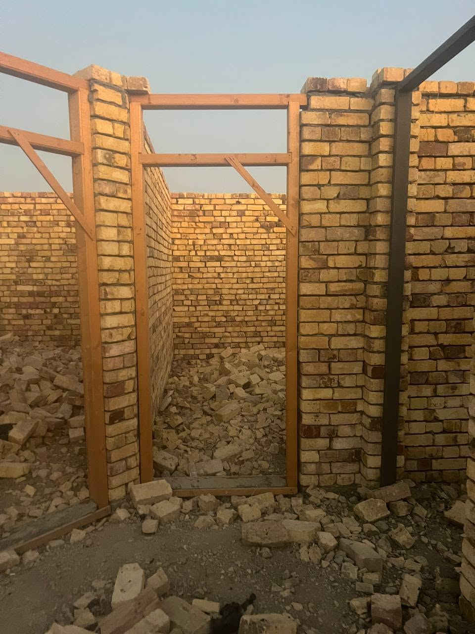 يالله السلام عليكم اخوان هيكل للبيع في حي المهندسين نهايت فرع اله عدت شوارع تجي منل شط وعله حي المعلمين المساحه 190متر يتكون غرفتين نوم مناور اثنين صاله وسعه مطبخ حار بارد استقبال صحيات اثنين وانتو ابكرامه وساحه سعره 42وقابل للتفاوض رقم المبايل ***********
