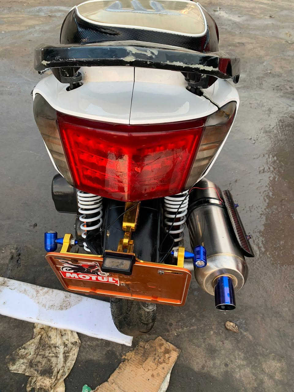 السلام عليكم سكنس فحل نوزل طلاعات
كهربائيات كلللهة شغال 
صالنصة بوري عدل 
كلجات رياضي امامي خلفي اصلي هاون 
صدر مشمشي اصلي وفج وصينية بربمو 
قطرة اكسل وقاعدة رقم اصليات 
دراجة سعره 750 مكاني بغداد حي اور او مدينة ***********رقمي
