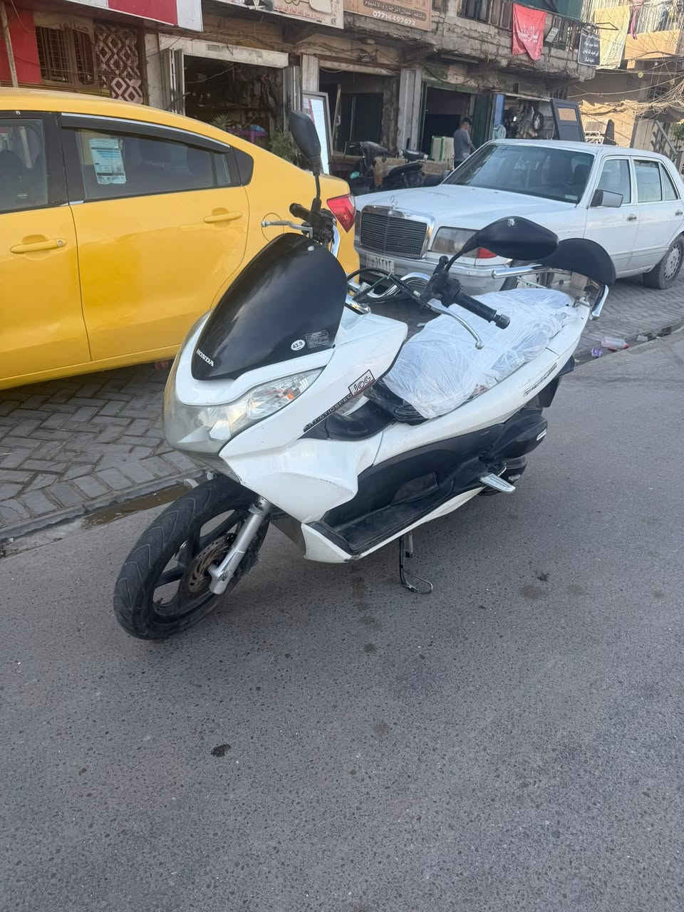 السلام عليكم للبيع دراجه pcxجيل الاول نقص كلجات بيهن صوت حجم مكينه 150ياباني الاصلي دراجه جديده مال جناي وعلئ ايدي لون ابيض   
ياباني الاصلي دراجه كامله أستان كهربائي حساس ازدحام  دراجه جديده الدراجه  احلا من الصور مال جناي السعر 1250
وبيها مجال بسيط  
اي استفسار ***********
مكاني بغداد الكرخ
