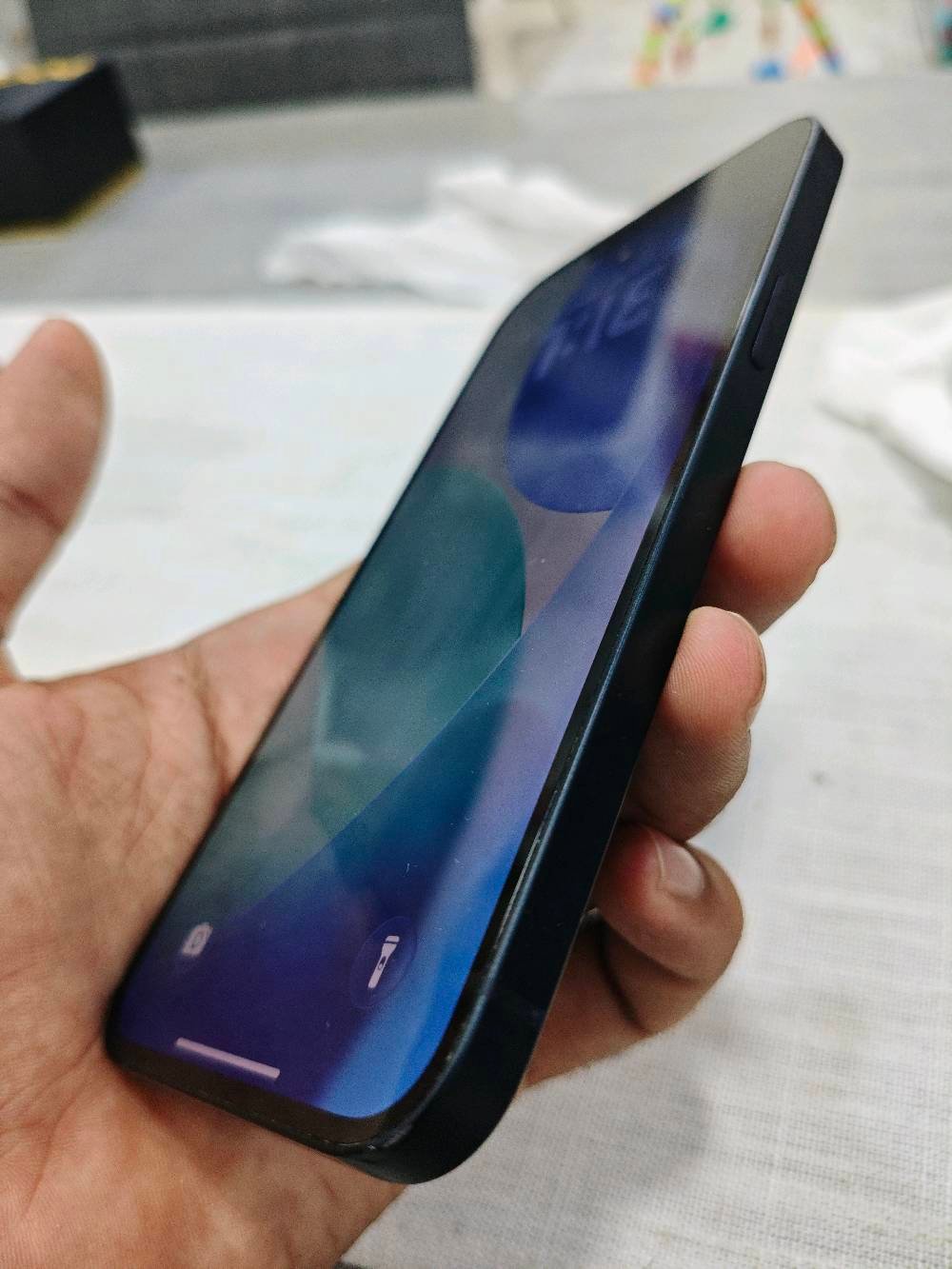 iPhone 14 plus 
ذاكرة 256 
بطارية 76%
شرق اوسط مو مفتوح الجهاز ونظيف جدا