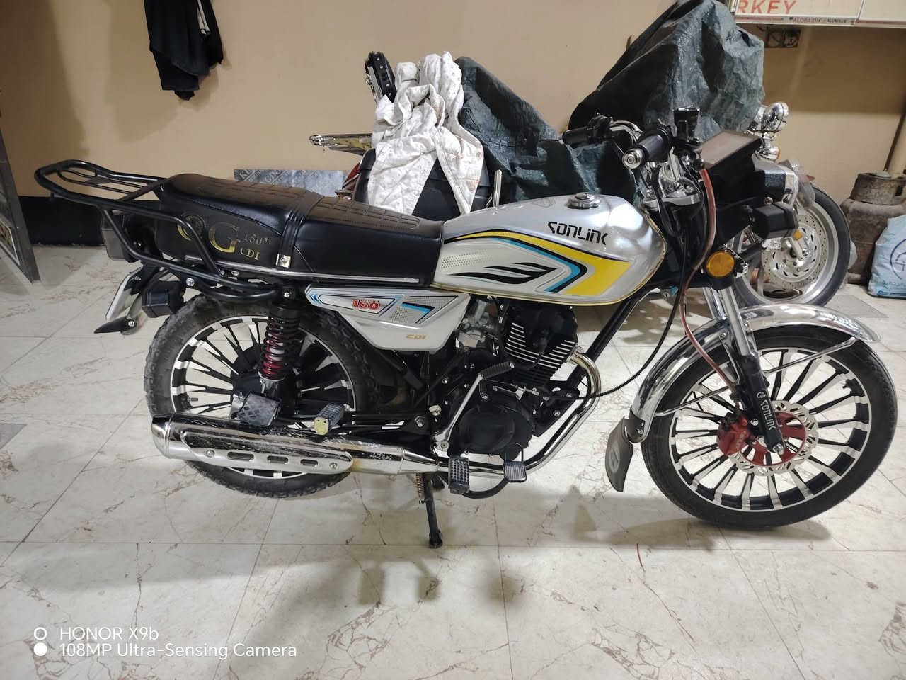 سلام عليكم دراجة سيفان لبيع مديل  2025 دراجة نضيفة بس دشبولهة طافي فقط سعر الدراجة  800 الرقم *********** متواجد عل واتساب العنوان ديالى قريت الحويش
