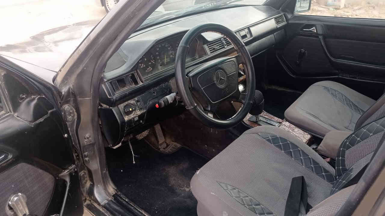 سلام عليكم مرسدس للبيع عنوان ذي قار قلعه سكر 
***********
 مشروع وطني بسمي مديل 89
 كير جديد لايت جديد كهربائيات كلها جديد 
حداديه 70٪ تخم تاير جديد مانقصها اي شيء 
قاعده دبل وحده ممعمره
سعر 40وبيها مجال
