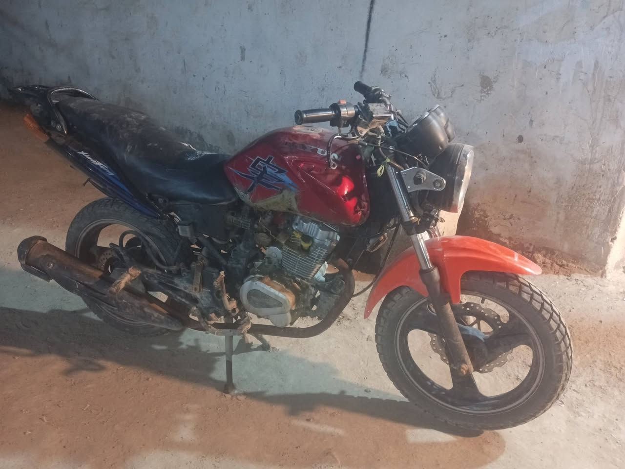 مكلف بالنشر 
دراجة ديوان بوندا 2016 اوراق للبيع دراجة كاملة كهربائيات شغاله نقصها بس تانكي بانزين سعر 350 وبيها مجال مكان واسط الجيازنه 
***********
