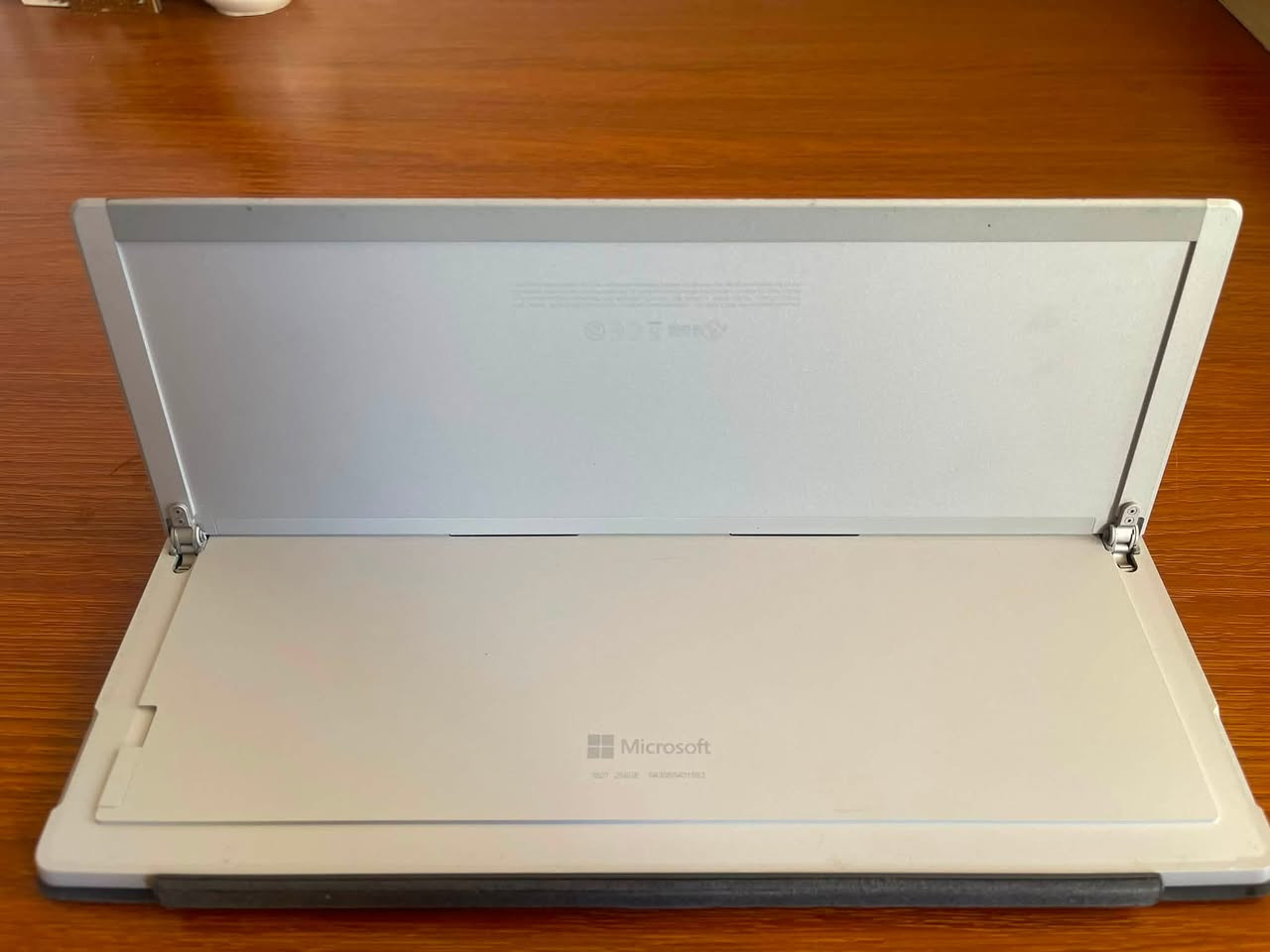 Surface pro 5
معالج i5 7
رام 8
هارد ssd m.2 256 
شاشة 2k + لمس 
مدخل sim + esim 
كيبورد منفصل
الجهاز نوعية 1807 احسن من 1796

جهاز ما بيه اي خلل جدا نضيف سعره 315 ومجال بسيط 

***********
