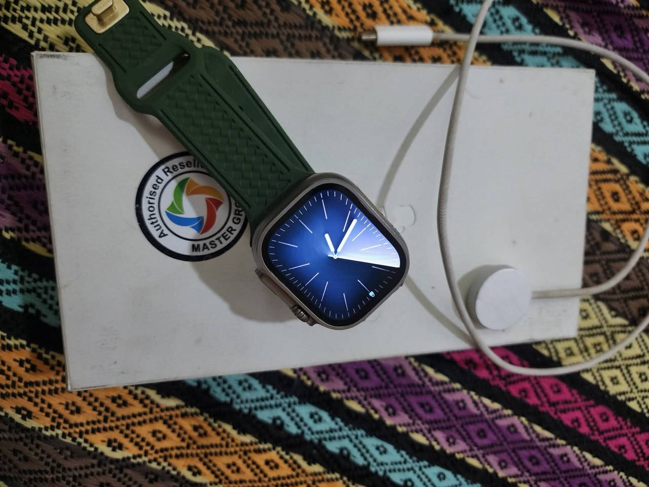 ساعه بمعنا الكلمه جديده نضلفه ١٠٠ ساعه ابل الترا 2 
بطاريه 99 سعر ٦٥٠ وبيها مجال للتفاوض ***********
