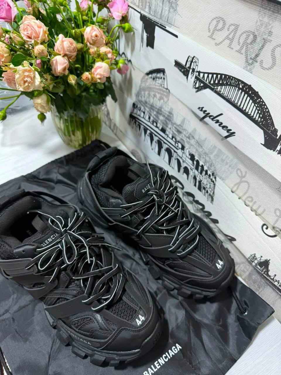 حذاء سنيكرز بالنسياغا تراك (Balenciaga Track Sneaker) باللون الأسود الكامل "Triple Black"

للحجز خاص


**إذا كنت صاحب هذا الإعلان وتريد حذفه لأي سبب، رجاءا أرسل رسالة إلى الدعم الفني**