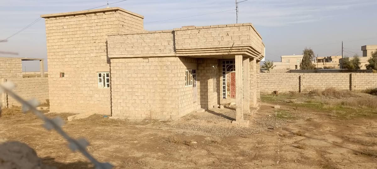 السلام عليكم / بيت كامل المساحه نص دونم مسيج كامل باب حوش سلايت اسلاك شائكه فتل الموقع جميلة عنگ الهوى السعر اتصل ***********
