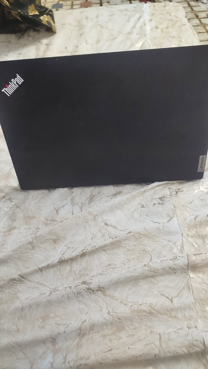 للبيع: لابتوب Lenovo ThinkPad (جيل 12 حديث)
المواصفات العالية:
المعالج (CPU): Intel Core i5-1235U (الجيل الثاني عشر - أداء جبار وسريع جداً).
الرام (RAM): 8GB DDR4.
الهارد (SSD): 512GB NVMe (سرعة خيالية بالتشغيل).
الشاشة: وضوح عالي FHD، حواف نحيفة.
النظام: Windows 11 Pro أصلي ومحدث.
الحالة: نظيف جداً (شبه جديد)، بطارية ممتازة وتدوم طويل، كيبورد عربي/إنكليزي.
وملحقاته كلها وياه شاحنه بلاديه والجنطه، يعني المشتري بس يفتحه ويشغل
السعر: 550,000 دينار (وبي مجال بسيط للشراي الطيب).


**إذا كنت صاحب هذا الإعلان وتريد حذفه لأي سبب، رجاءا أرسل رسالة إلى الدعم الفني**