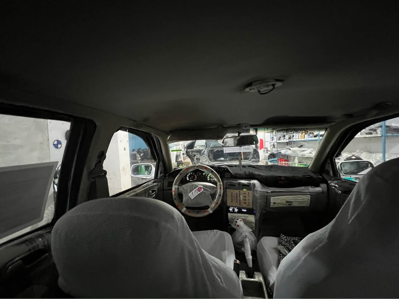 کیاسیڤیا مۆدیل١٩٩٣  مەکینە8بەخ ئارم پلاستیک سلئمانی ئاڕموو ئەوەلیات بەشەرت جام کارەبای گشت گیانی بەشەرت گئروومەکینە چرکەی تئدانیە چوارتایەو ویل ئین فلتی لۆکی لەشێرە سەیارە تازە کوورە کراوەتەوە تەربیتی گەرمیووشتی مەزبووت لایتەکانی زینۆنەو زۆر بەقەوەتە بەنزین زۆرکەم دەخوا سەیارە جائیزەو تابلئی خاوئنە ماڵی دۆستە  جوانی تەلەفوون دەدەمەوە ڤایبەروو وەتسئاپی لەسەرە سەیارەکەش لەکۆیەیە.
(***********) كويسينجاك, أربيل
