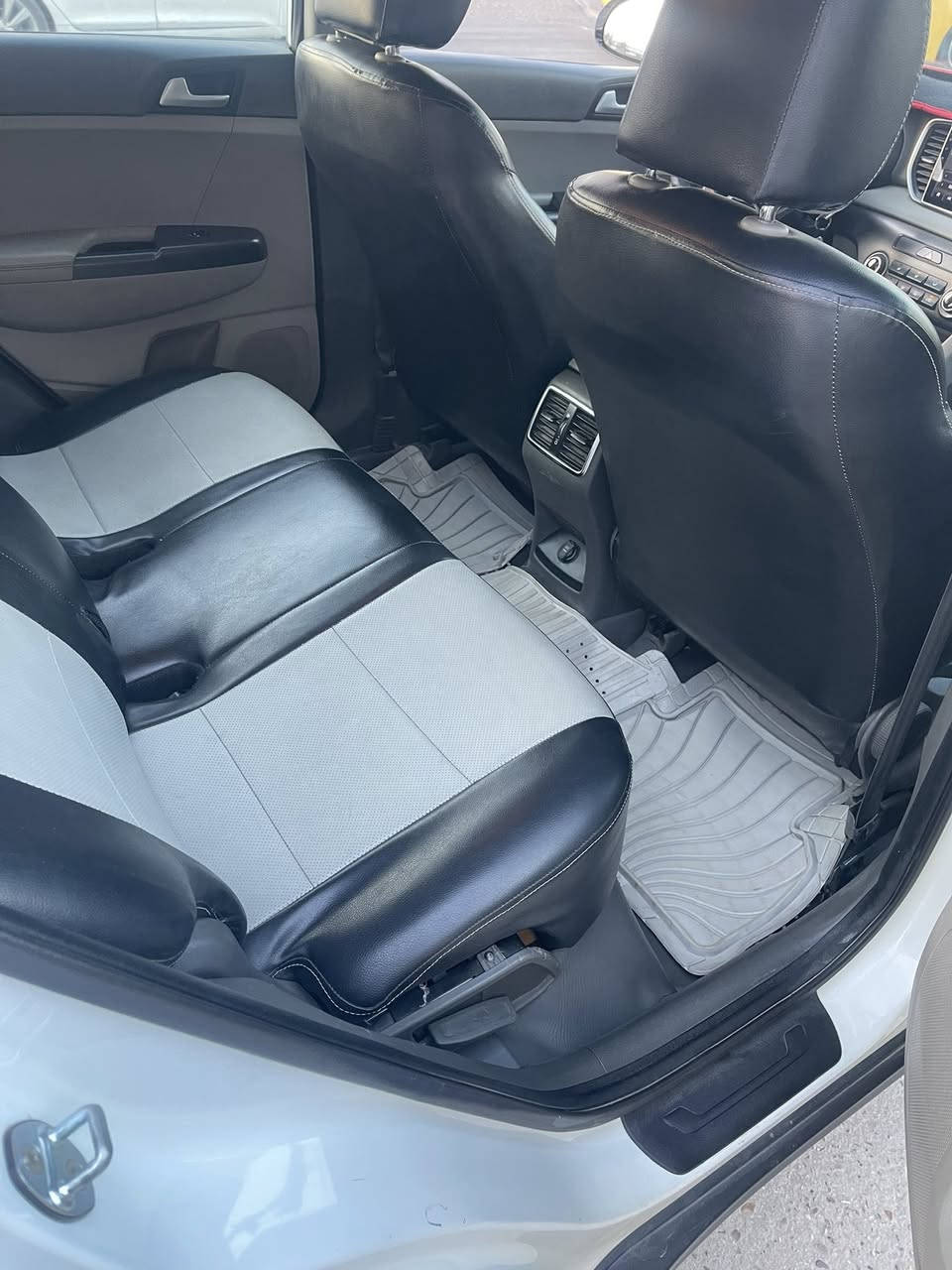 السلام عليكم كيا سبورتج 2018 ماشية 100 الف رقم بغداد سيارة نظيفة صدر تايرات مكينة كير تبريد كلة مكفول وجديد السعر 177 وبيهة مجال / ملاحظة بيهة: بارد بالباب عكس السايق والباب الخلفي بارد بسيط اثر طخة مكاني الاعظمية / ***********
