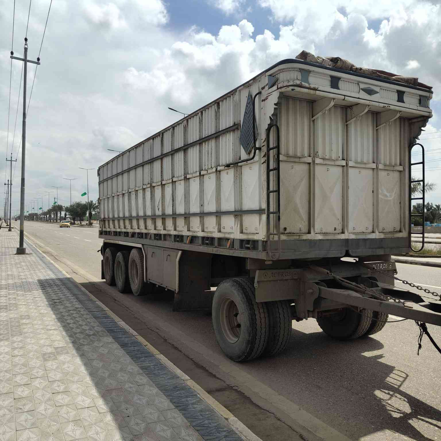 مقطوره قلاب لبيع طول ٩ متر دنكير ١٤ صيني ارتفاع ٢ متر السعر ٢٠٠ وبيه مجال مكان لصويره
***********
***********
