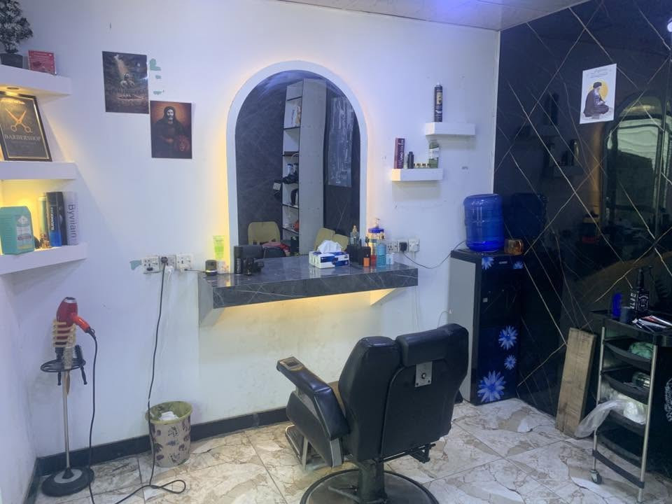 السلام عليكم تم بحمدالله افتتاح حلاقت المميز باحسن قصات الشعر والمسرحات وتنضيفات البشره مع كريمات شعر وخلطات البشره وصبغ الشعر 
باداره مصطفى الحلاق 
الرقم للاتصال ***********
موقع خلف السوق الاسود مقابيل الافران
متوفرين علئ مدار اربعه وعشرين ساعه ويفضل الاتصال قبل المجيئ
