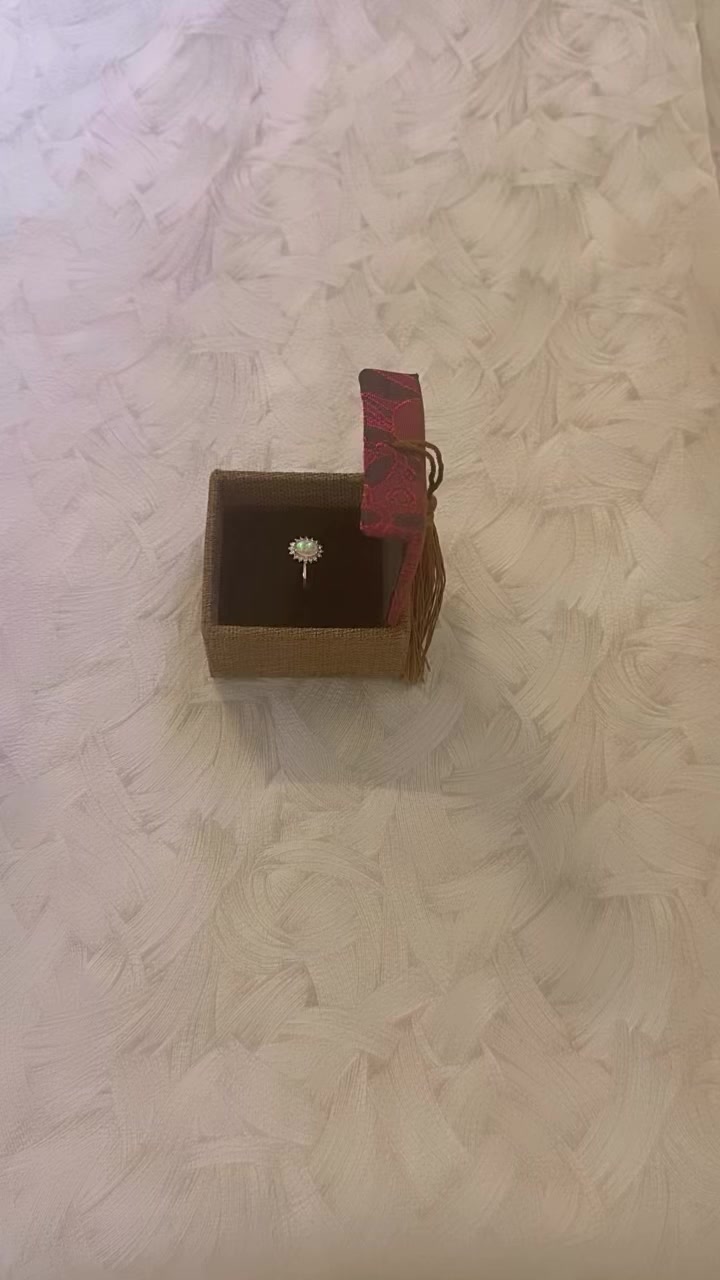 حجر الأوبال Opal 
الحجر اللي مايشبه غيرة ابداً كل ما يتحرك يلمع بألوان مختلفة
الاوبال رمز الأنوثة والجاذبية
يتوفر توصيل لكل المحافظات 🚚🚚🚚

#حجر الاوبال#اوبال #احجار #اكسسوارات #خاتم


**إذا كنت صاحب هذا الإعلان وتريد حذفه لأي سبب، رجاءا أرسل رسالة إلى الدعم الفني**