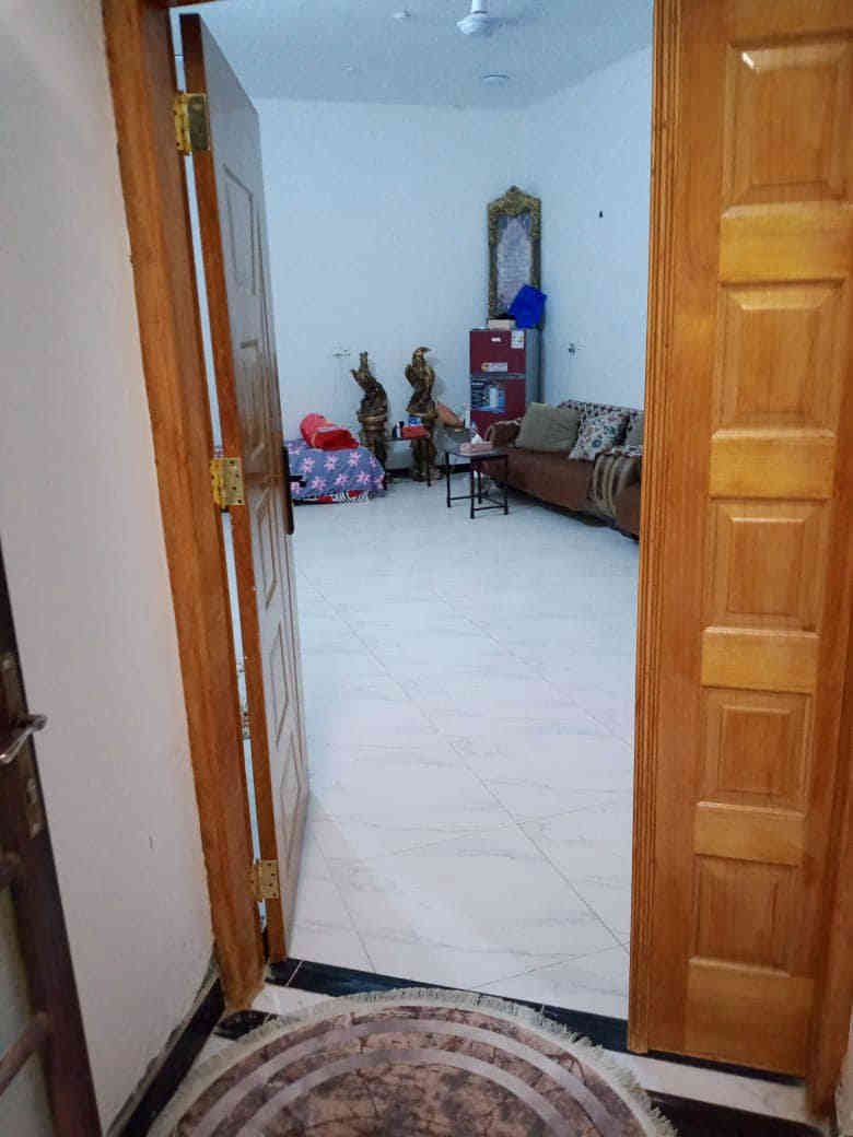 بيت للبيع طابو اسهم السفينة شارع الزهراء مساحة 240م طابق كرنكريت بناء حديث ثلاث غرف صالة واستقبال ومطبخ وكراج السعر 210 الاتصال ***********
