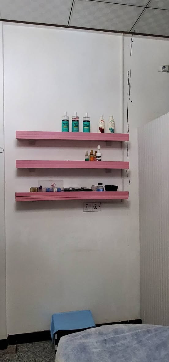 للبيع ❗️ الأسعار مذكورة رجاءا اقروا التفاصيل 
سدية ازرق مع ستول ٨٥ الف جديده 
ثريات اول ٣ على ٢٠٠ كلهم
والمربعه ٩٥ الف
رنك لايت ٩٥ الف
كورنر كهوه ويرهم مدخل بيت يجي ٣ قطع ٢٥٠ الف وبي مجال بسيط
قنفات اسود عدد ٢  السعر ٧٠٠ وبيها مجال بسيط
سبالت جداري ٢ طن الواحد سعره ٣٥٠ الف بي مجال بسيط
كنتوري ٣ طن السعر ٧٠٠ الف
جهاز بخار ٢٠ الف
شاشة سامسونج مليون و١٠٠ وبيها أوراق الضمان
مرايه قياس ٢٠٠×٢٠٠ السعر ٢٠٠ الف
جهاز تعقيم صغير ٨٥ الف
طبلة زجاجي عدد ٢ السعر ٦٠ الف
كعدة طبلة مع ٢ كراسي ١٥٠ الف
ثلاجات الوحده ١٠٠ الف 
ميز رفوف وردي مع الرفوف عدد ٣ السعر ٨٥ الف 
مراية دائري عدد ٢ السعر ٨٠ حجم كبير
نظام كاميرات   مع سماعات عدد ٤  ١٠٠ الف كلها 

العنوان بغداد الرصافه وماكو توصيل❗️❗️❗️


**إذا كنت صاحب هذا الإعلان وتريد حذفه لأي سبب، رجاءا أرسل رسالة إلى الدعم الفني**