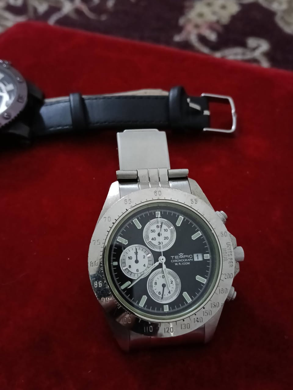 ساعة رجالية Tempic أصلية – تصميم رياضي أنيق ⌚🔥
ساعة Tempic كرونوغراف بحالة ممتازة، تصميم جذاب مناسب للاستخدام اليومي والرسمي.
ماركة: Tempic
النوع: كرونوغراف (Chronograph)
الخامة: ستانلس ستيل (Stainless Steel)
الحركة: كوارتز (بطارية)
مقاومة الماء: 100 متر (مكتوب على القرص)
الوظائف:
ساعة + دقائق + ثواني
كرونوغراف (عداد توقيت)
3 عدادات داخلية
تاريخ (عند جهة الساعة 3)
مقياس سرعة (Tachymeter) على الإطار 
السعر خاص


**إذا كنت صاحب هذا الإعلان وتريد حذفه لأي سبب، رجاءا أرسل رسالة إلى الدعم الفني**