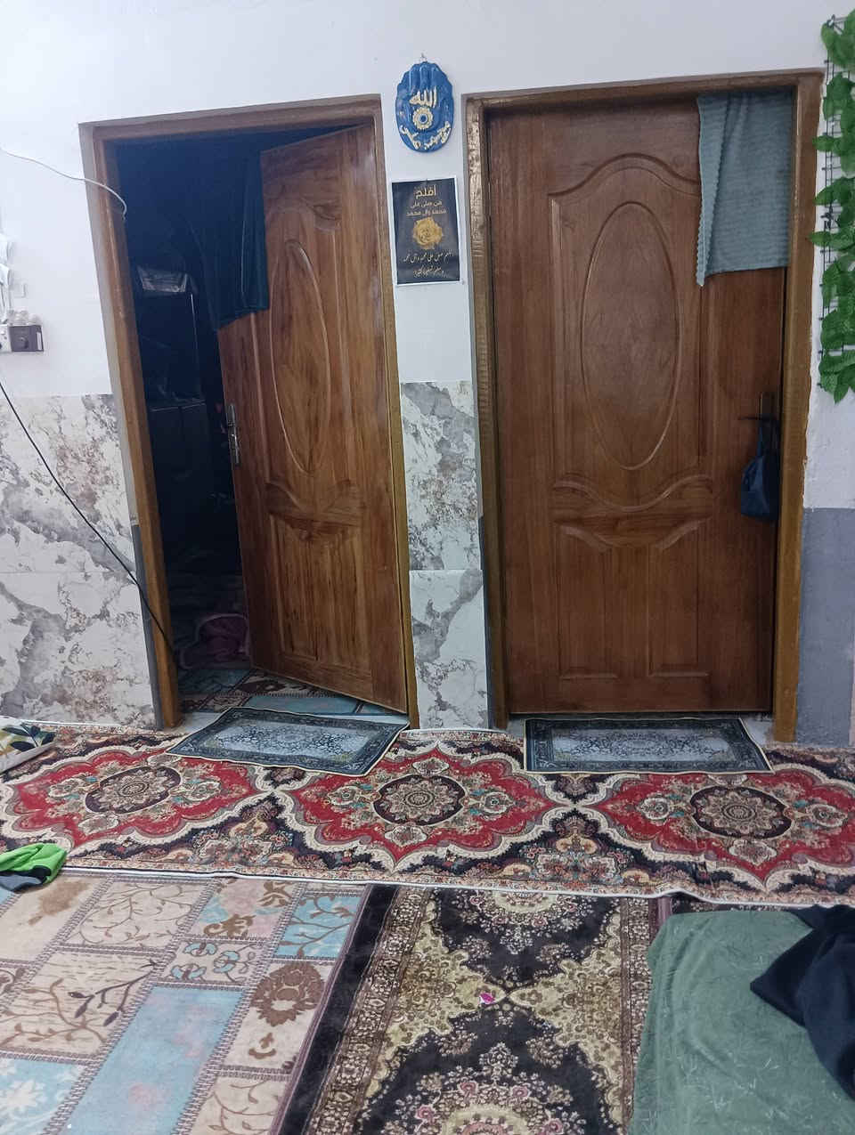 السلام عليكم
بيت للبيع اصلاح زراعي مكاتبه باسم المشتري مساحته 100 
يتكون من غرفتين وكلدور ومطبخ ومجمع صحيات خارجي مشمول بالتطويب مكان حله ابو خستاوي قرب اسواق ابو غدير 
لاستفسار ‏‪0772 966 1172‬‏
السعر 25 وبي مجال
