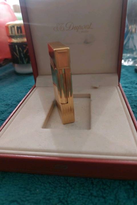 هذه ولاعة S.T. Dupont Ligne 2 مطلية بالذهب الأصفر وتتميز بزخارف عمودية.تأتي الولاعة في صندوقها الأصلي وتحمل توقيع الماركة الفرنسية الفاخرة.تتميز هذه الولاعات بصوت "الرنين" الشهير عند فتح الغطاء.
السعر قابل للتفاوض .
