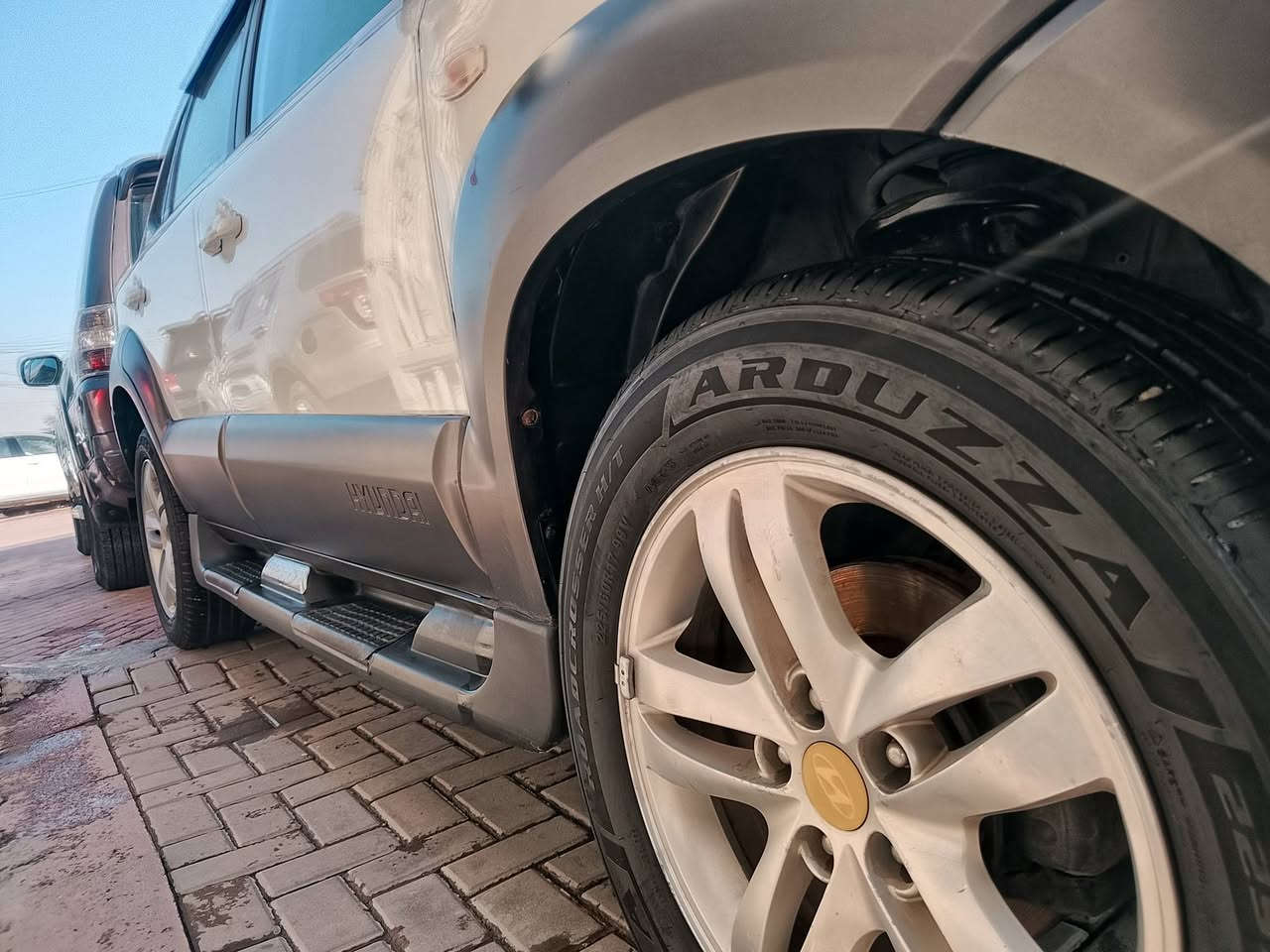 .السلام عليكم 
توسان موديل 9 خليجي 
بلادي 
بي 3قطع صبغ فقط باقي كفاله عامه  سونار موجود بل منشور سياره جاهزه من كل نواحي بل عافيه ياخذها 
كير محرك تبريد مكينه كفاله عامه بلادي 
تخم تاير شواصي مكفولات بلادي 
محرك 2000دوش
4سنكدر 
رقم بغداد نكليزي سنويا جديد هزه جديد 
سعار سياره 98$بي مجال شي بسيط 
العنوان بغداد بلديات نتصل وتدلل 
***********
