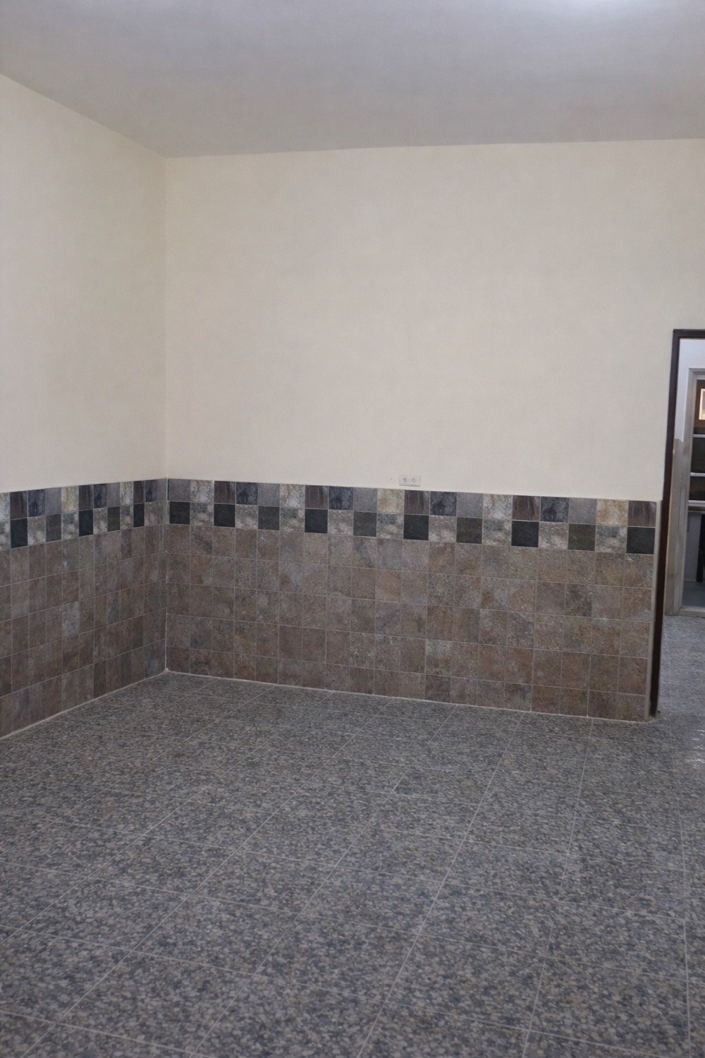 فرصة استثمارية مميزة – دار للبيع في شهداء السيدية
دار بمساحة 110 م² واجهة 5 ونص متر و نزال ٢٠ متر مصمّم بأسلوب استثماري،
وارد شهري ( 1,200,000 )
يضم شقتين مستقلتين بالكامل مع غرفة ومخزن في الطابق الثالث.
 قريب من الخط السريع وخلف معهدعشتار الطبي  

التواصل مع صاحب العقار مباشرة 