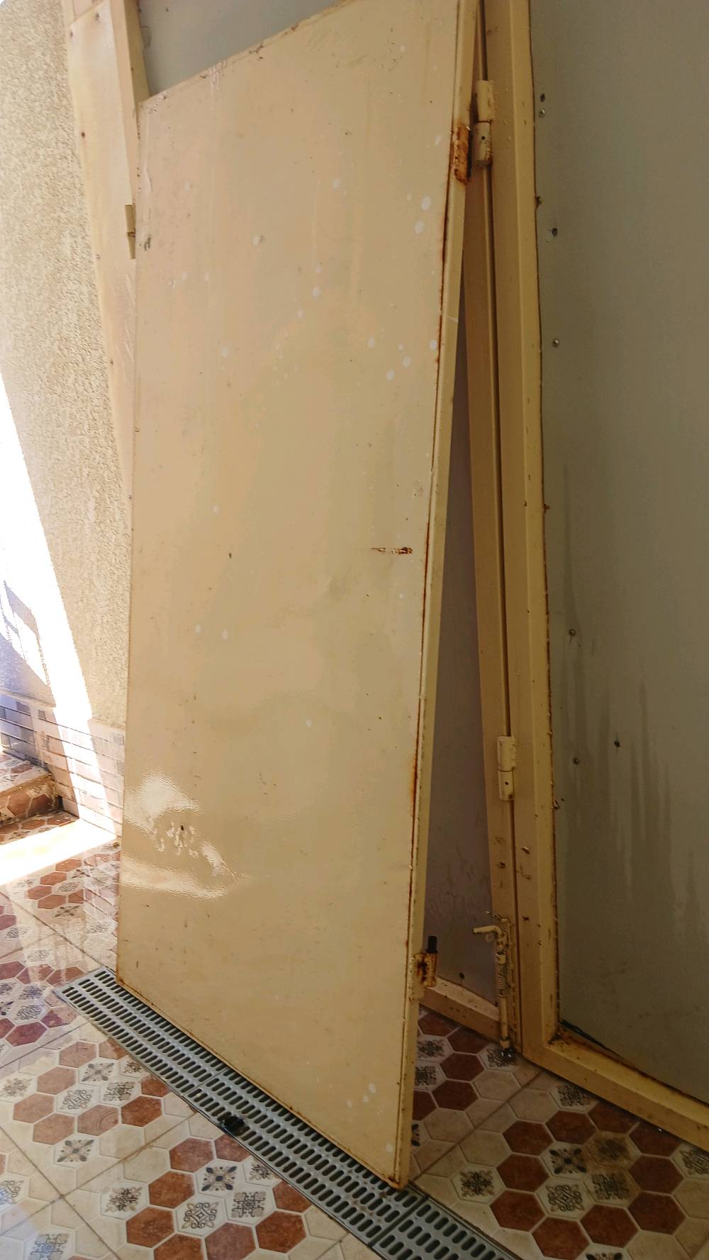 باب بيتونة تزكام حديد مستعمل قلييل جدا وجديد مثل ما جاي تشوف سعرة 90 وبي مجال للطيبين الرقم ***********