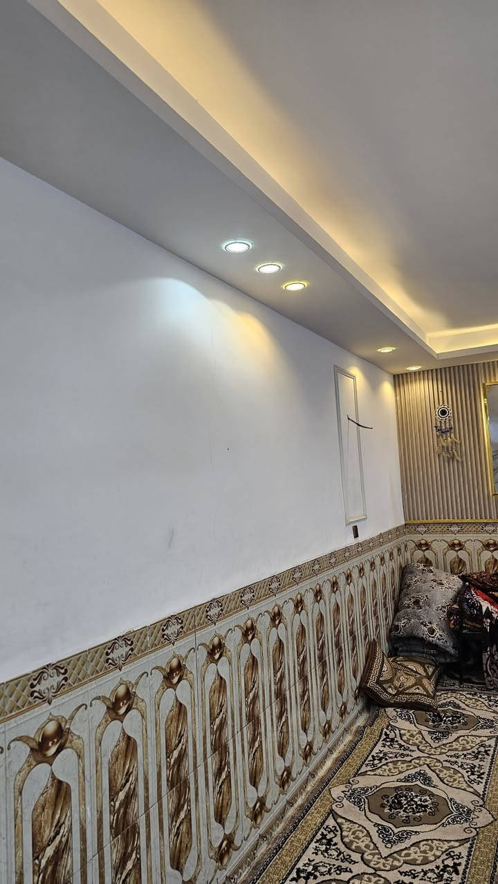 الدار للبيع المساحه 220متر 
الدار يحتوي على 3غرف نوم 💤 
ومطبخ وصاله وتخاريج وستقبال 
العنوان النجف الرضويه قرب مطعم 🍴 العراق 
لاستفسار الاتصال ع الرقم ***********
