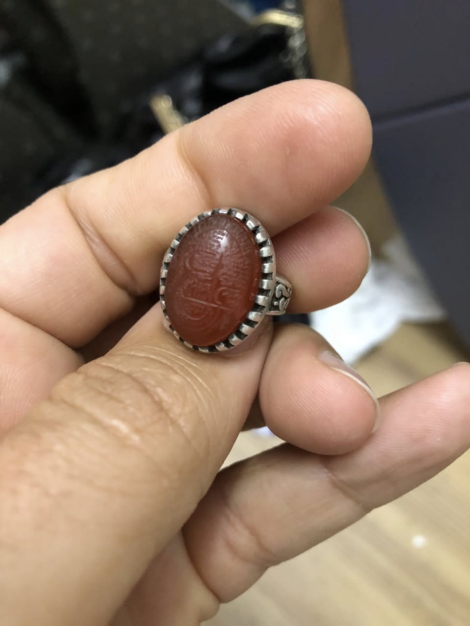 عقيق يماني مشمشي قديم مااخوذ من ضريح الامام علي ع واني ناقش عليه قبل ٥ سنوات طلسم عين علي ع وخمسة اصحاب الكساء يم احمد ابن سيد فراس الخرساني الخطاط المعروف 
الفضة قديمة عيارة ٩٢٥
السعر ١٢٥ الف


**إذا كنت صاحب هذا الإعلان وتريد حذفه لأي سبب، رجاءا أرسل رسالة إلى الدعم الفني**