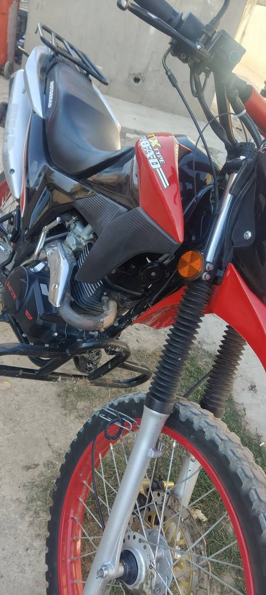 دراجه قفاز ما مشتغل دلفري جبتها استعمال شخصي نضيفه دراجه محور دايوان محرك يعني المحرك بل جيس نضافه فول نقص بس اشاير لا اكثر  مكاني بغداد مشتل *********** بغداد, العراق
