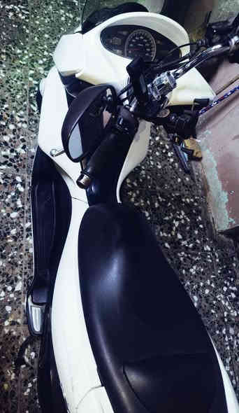 من رخصة الادمن
السلام عليكم دراجة للبيع او مراوس اشعندك نضيف 

 بي سي اكس ياباني جيل الاول مكينة 150 

دراجه نضيفه والصور تحكم وبالحقيقه احلة من الصور كهربائياتهة كله شغاله استان حساس حساس ازدحام اشاير بك لايت كله شغاله دراجة نضيفة ابمعنة الكلمة لايت ثلجي عالي ناصي مكينه مكفولة وصوته ناعم وعليها صيانه كامله قبل اسبوعين 

ملاحظة (بس الجويتر يرادلة تنضيف ما نضفته) والباقي كله خير من الله 

السعر : 1300 مليون وتلثميه وبيه مجال للشراي 

واسف على الاطالة
