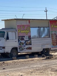 مطعم متحرك للبيع  اربع تايرات انضاف  داخل نضيف  للستفسار الاتصال على ه...