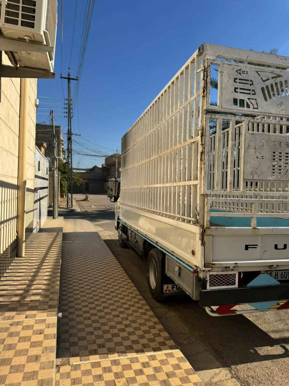 السلام عليكم للبيع كنتر ٥مترسياره مكفوله من دعمه  موديل ١٩ جام جوبي صالنصه قصيره كامله مكمله كبل للشغل متصرف لو الف دينار عليها رقم بغداد انكليَزي كاسحه محجر فلوجه التايرات الخلفي محوره والامامي بلاديات الاتصال على الأرقام ***********او***********
