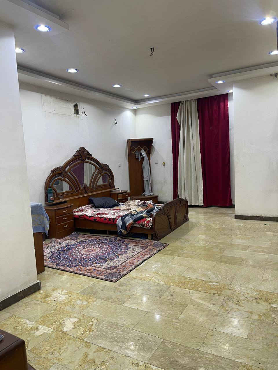السلام عليكم الدار معروض للبيع مساحه ١٦٥ متر جبهه خمسه ونص ونزال ٣٠ البيت فول الفول درجه اولى يحتوي على اربع غرف نوم ومطبخ حار بارد وستقبال اربعه في ثمانيه البيت حديث بناء اربعه وعشرين الموقع البنوك شارع الميثاق   وباسمي شخصيا اني صاحب الدار المباشر***********
