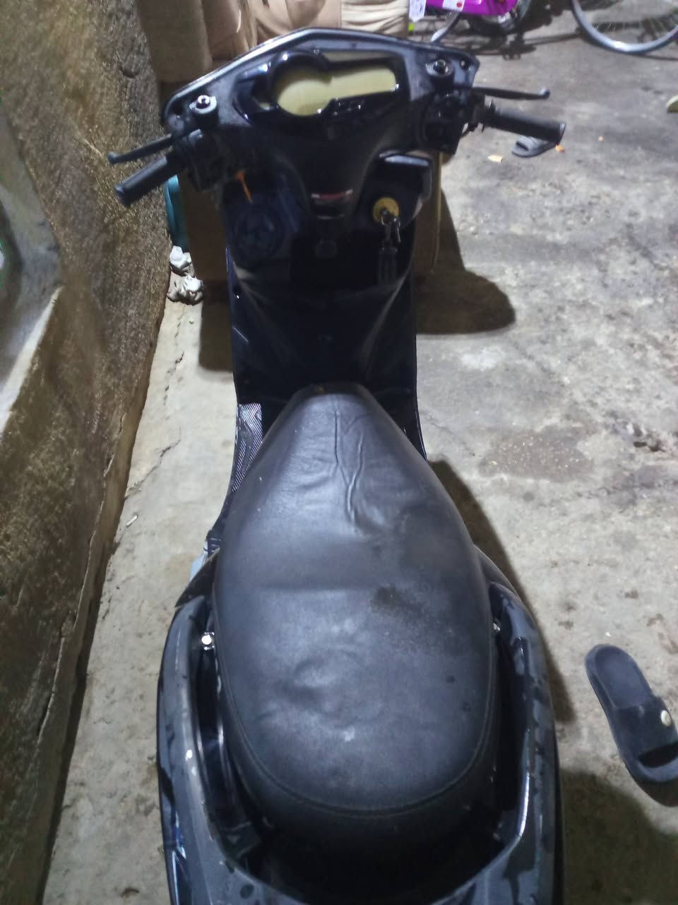 سلام عليكم دراجه لبيع متروكه صار له ٤ اشهر شغلته تخربط كابريتر رايدله تنضيف كله شغاله مكاني كربلاء الحر ابيع علئ حطته ٢٠٠ وبيه مجال  الرقم ***********
