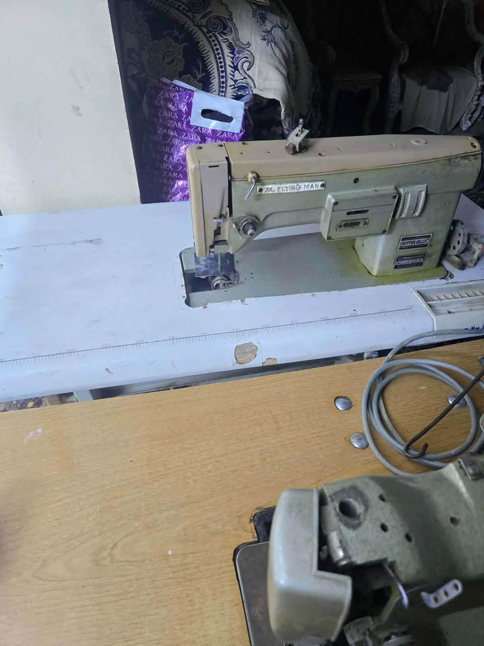 مكاين خياطة درجه اولى اصحاب الخبره يعرفوهن وبسعر مناسب واكو وياهن مكينه اوفر حجم صغير للبيع 
مكاني بغداد حرية 
*********** 
مكاين الكبار الوحدة ١٥٠ الف 
والصغيره بدون ميز ب٥٠ الف
