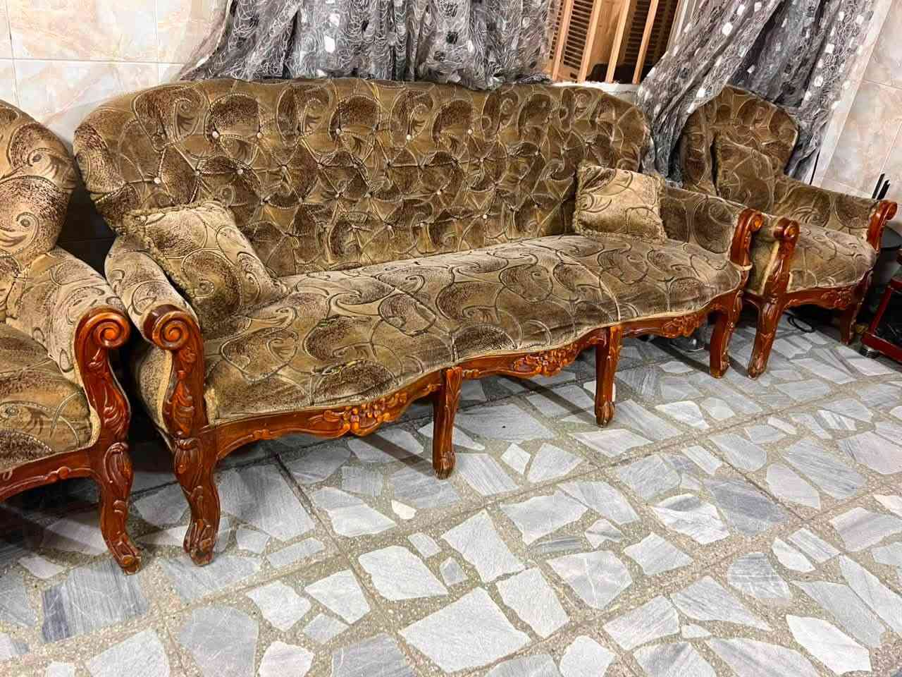 للبيع تخم كلاسك نضيف مع ميز بلازما بسعر100الف
الرقم ***********
