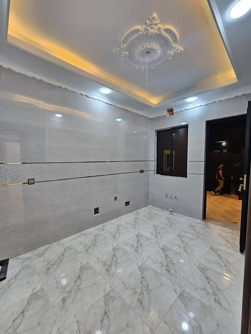 🏡 دار للبيع في حي السماح – الأساتذة
🔹 المساحة: 160 متر  
🔹 الواجهة: 11 متر  
🔹 البناء: حديث – سند طابو زهور (شرط تحويل)  
🔹 مكوّن من طابقين  
الطابق الأرضي:  كراج + هول + استقبال + مطبخ + غرفتين نوم (سويت) + صحيات  
الطابق الثاني:  4 غرف نوم (منها غرفة سويت) + هول + صحيات + بيتونة + سطح كاشي  
📍#مكتب_قصر_الامراء_العقاري 
 للاستفسار الاتصال على الارقام التالية 
*********** / *********** متوفر واتساب ايضا
