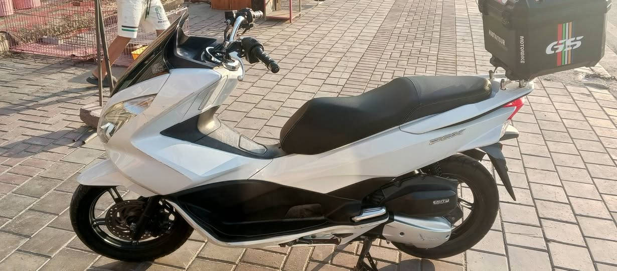 سلام عليكم PCX جيل الثانيjf
#ياباني_أصلي 
#كفاله_عامه 
#لاتبخير لاتنقيص شلعه معدل خير من الله 
#كفرات بلاديه الدراجه جديده بلاديه 
#برغي ممفتوح بيهه 
#حساسات كله شغاله حرف( A )
#السعر( 15ونص)وبيه مجال 
#بغداد االشعب
 #تصال  ***********
#وتساب موجود.نفس الرقم
