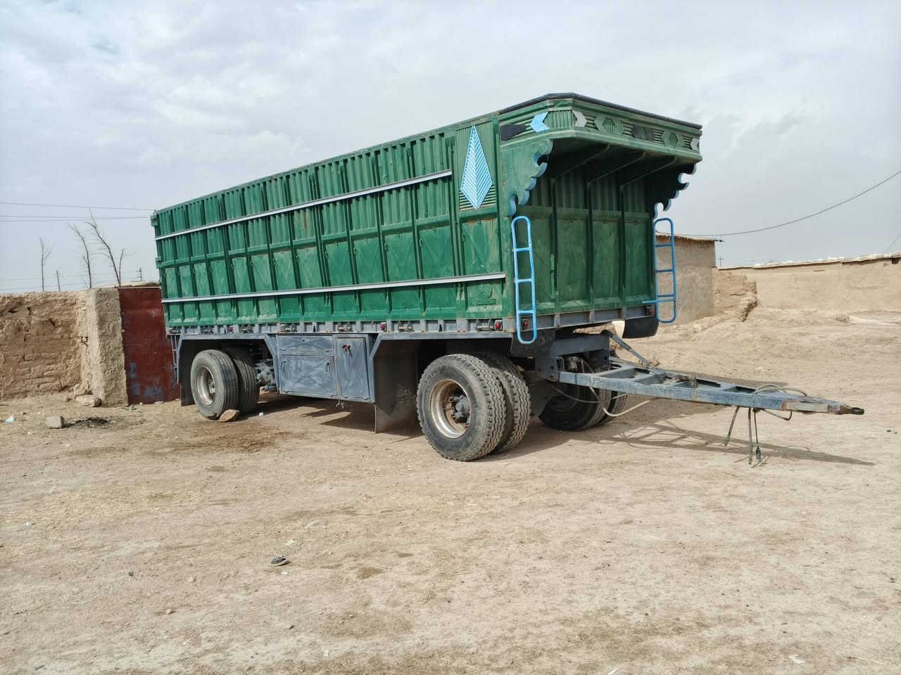 مقطوره للبيع طول سبعه وثلث دناگير اسكانيا صينيه 110 تخم تاير 22,5 فصال نجمه السعر والاستفسار يرجى الاتصال على الرقم التالي ***********

