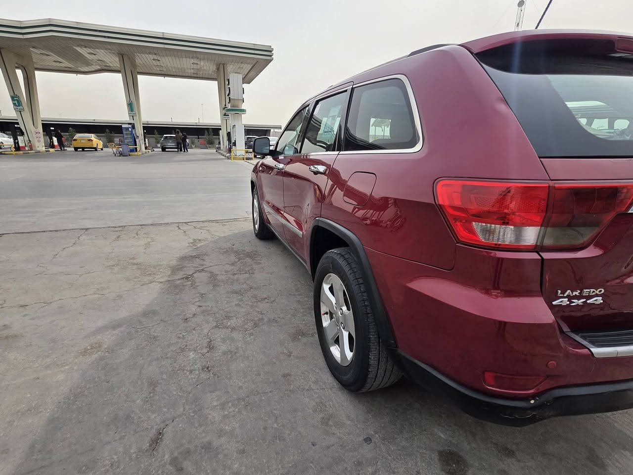 سلام عليكم جميعاً
للبيع 
جيب لاريدو موديل 2013 
السياره وارد خليجي صبغ فقط باب خلف سائق والباقي كفاله عامه 
الرقم بغداد دولي جديد 
سنويه لعام 2030 
مواصفات
فتحه سلايد روف
بصمة تشغيل عدد
 بصمة ابواب
كشن كهرباء
كشنات جلد
شاشه 
ويل كروم بلادي
حساسات خلفيه
كامرا خلفيه
فول تحكمات
فور ويل
وباقي المواصفات المعروفه
 السعر مناسب جداً
مكان بغداد 
للاتصال ***********
