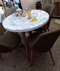 ميز طعام • ٤ كراسي • استعمال قليل