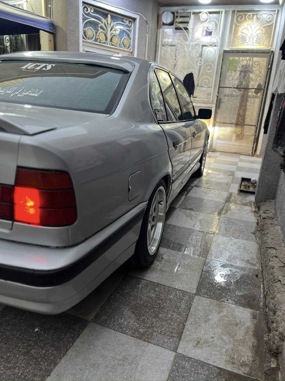 السلام عليكم. 
بي ام دبليو 1990  السياره اصل مفتوح وشاديلهه كير ومكينه مسكر فانوس 525
السياره بأسمي رقم بغداد الانگليزي سنويه 2027
صبغ جديد وحاليا بدون بوليش
بدون فتحه وارد يابان
بچم جديد من لايت وسمجه وعطرات وسوارات واشاير
السياره نقص صبغ دعاميه خلفيه 
تايرات 75%
دواخلهه نضيفه 
بيهه شاشات ثنين كار بلي وداش كام وخرائط
والبطاين الاماميه بيهن ملاحضات تريد تبدلهن تريد تدوشمهن
حداديه 75%
مكانهه بابل شارع 80 
السعر 63 وبيهه مجال بسيط
***********
