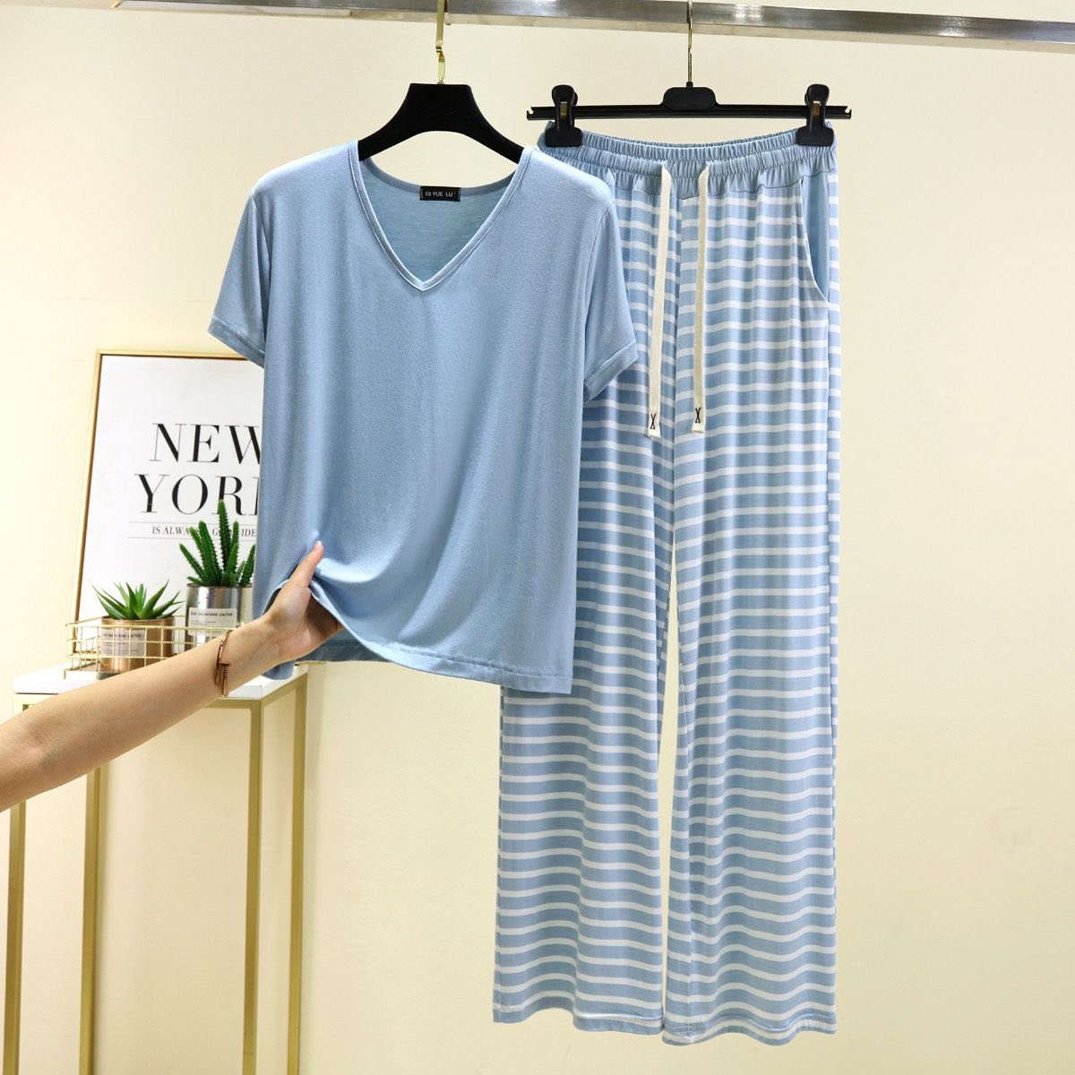 جمال القطع 🥹
متوفرة 
القياس (L.XL.2XL)
للحجز والاستفسار ع الخاص 💌


**إذا كنت صاحب هذا الإعلان وتريد حذفه لأي سبب، رجاءا أرسل رسالة إلى الدعم الفني**