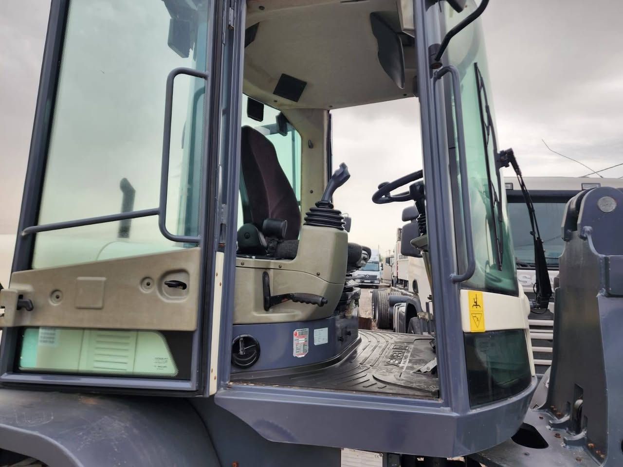 للبيع شفل تركس حجم 120
موديل 2015
بم ونوزل
قفل كيله 
دكمه طسه 
منفيست ورقم كاتي 
***********
***********
ابو سيفر 
الشراي يتصل
