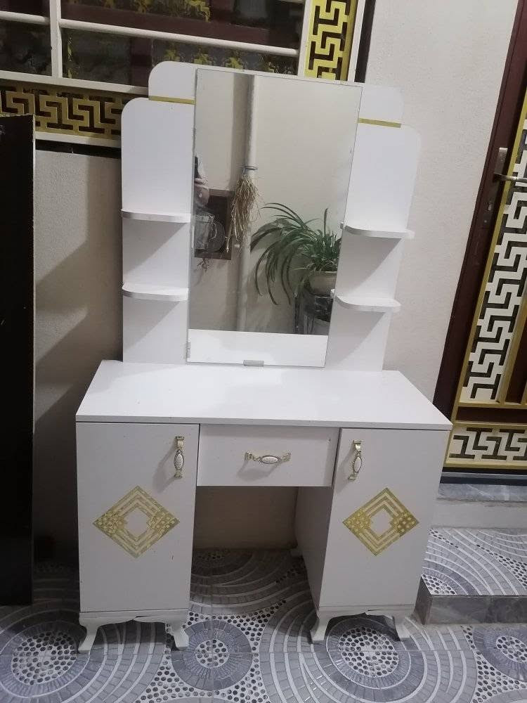 ميز مراية حيل نظيف شرط لاكسر لاعيب وبيه رجلين حتى مايتاثر بلماي السعر ٦٥الف سعر حيل مناسب ونهائي للتواصل هذا رقمي ***********
