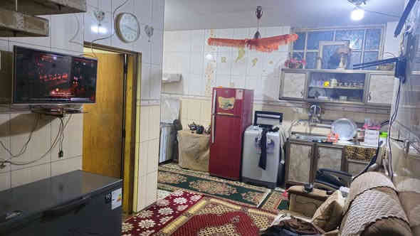 السلام عليكم

بيت ركن للبيع بمنطقة حي اور قرب مدرسة بحر العرب قريب على جامع عمار بن ياسر

مساحة البيت: 75 متر

12.5 × 6
يحتوي البيت 
 الطابق الارضي صالة وغرفة نوم عدد واحد 
ومنور ومطبخ وخدمات
الطابق الاول غرفة عدد واحد 
وحولي والسطح بي سندويش مخزن وتواليت

البيت بناءه متوسط جاهز للسكن

السعر المطلوب: 160 مليون وبي مجال

للاستفسار اكثر واتساب
***********
