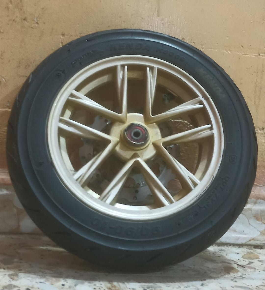 السلام عليكم كفر + ويل ماكس للبيع
تاير جديد ماركه KENDA 
ويل MAX11OON
MT2.50X10
المكان اسكندريه واكو توصيل اسكان واسكندريه
السعر 30 الف
***********
